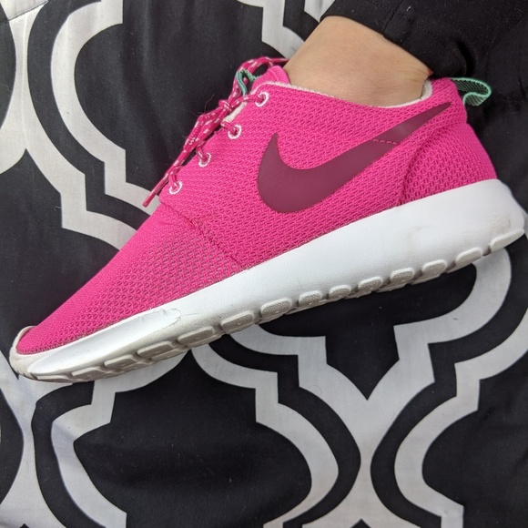 Nike Shoes - Nike Roshe